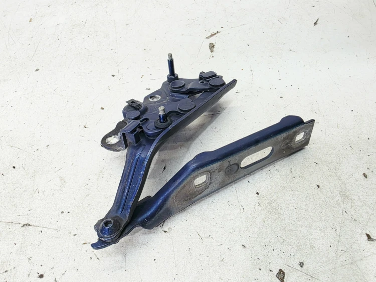 ZAWIAS MASKI PRAWY AUDI A3 8V LIFT 8V0823302F
