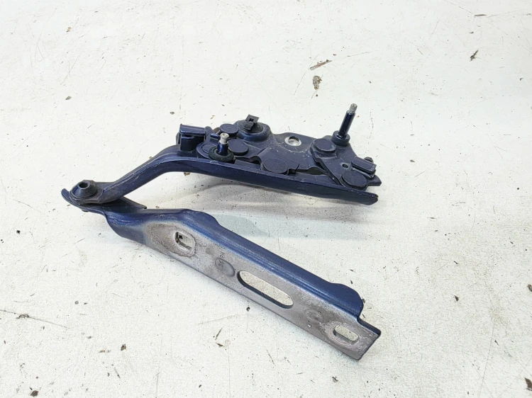 ZAWIAS MASKI PRAWY AUDI A3 8V LIFT 8V0823302F