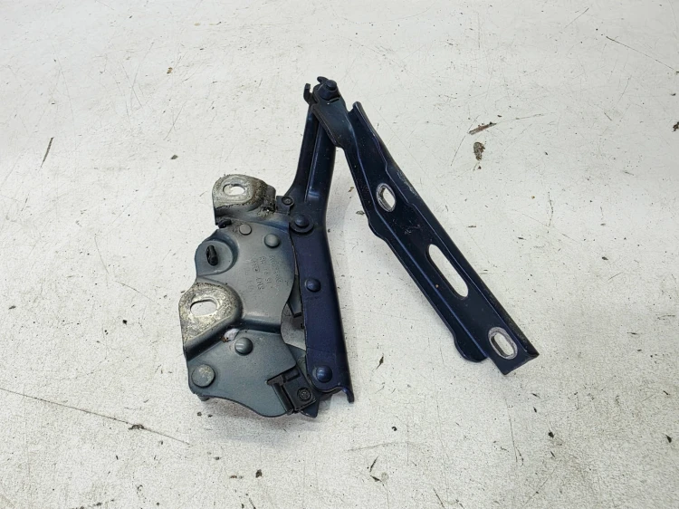 ZAWIAS MASKI PRAWY AUDI A3 8V LIFT 8V0823302F
