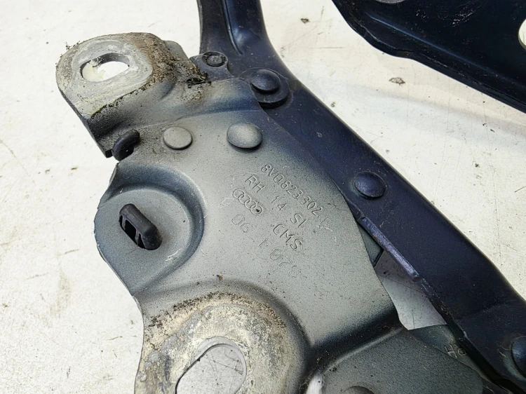 ZAWIAS MASKI PRAWY AUDI A3 8V LIFT 8V0823302F