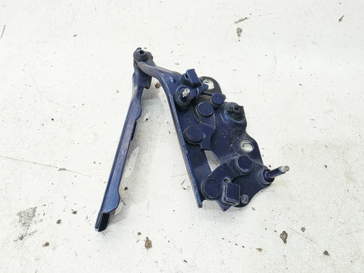 ZAWIAS MASKI PRAWY AUDI A3 8V LIFT 8V0823302F
