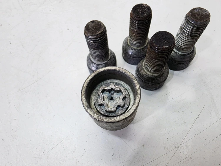 ŚRUBA ŚRUBY ZABEZPIECZAJĄCE AUDI VOLKSWAGEN SEAT SKODA WZÓR F
