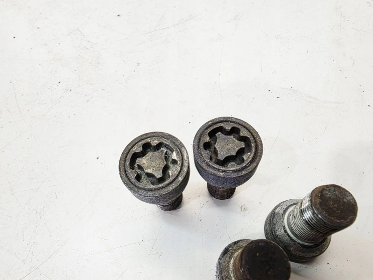 ŚRUBA ŚRUBY ZABEZPIECZAJĄCE AUDI VOLKSWAGEN SEAT SKODA WZÓR F
