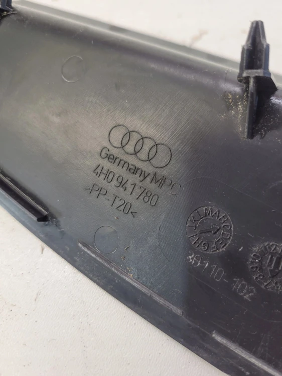 ZAŚLEPKA OSŁONA LAMPY PRAWA A8 D4 LONG 4H0941780C