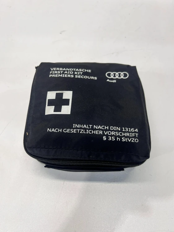 APTECZKA PIERWSZEJ POMOCY AUDI 8J7860282B