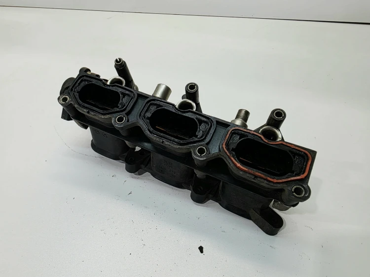KOLEKTOR SSĄCY PRAWY AUDI A4 B7 A6 C6 3.2 FSI 06E133110E