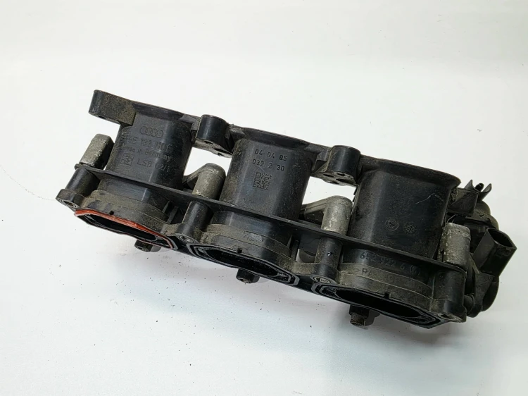 KOLEKTOR SSĄCY PRAWY AUDI A4 B7 A6 C6 3.2 FSI 06E133110E