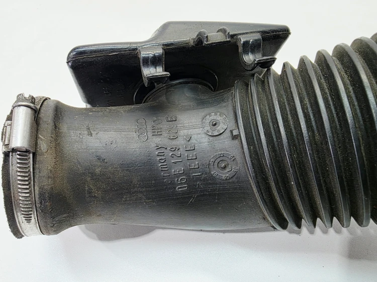 WĄŻ RURA DOLOT POWIETRZA AUDI A6 C6 2.4 3.2 06E129629E
