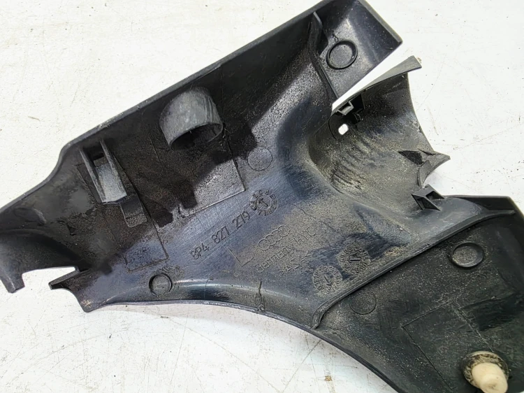 OSŁONA ZAWIASU LEWY TYŁ AUDI A3 8P SPORTBACK 8P4827279B