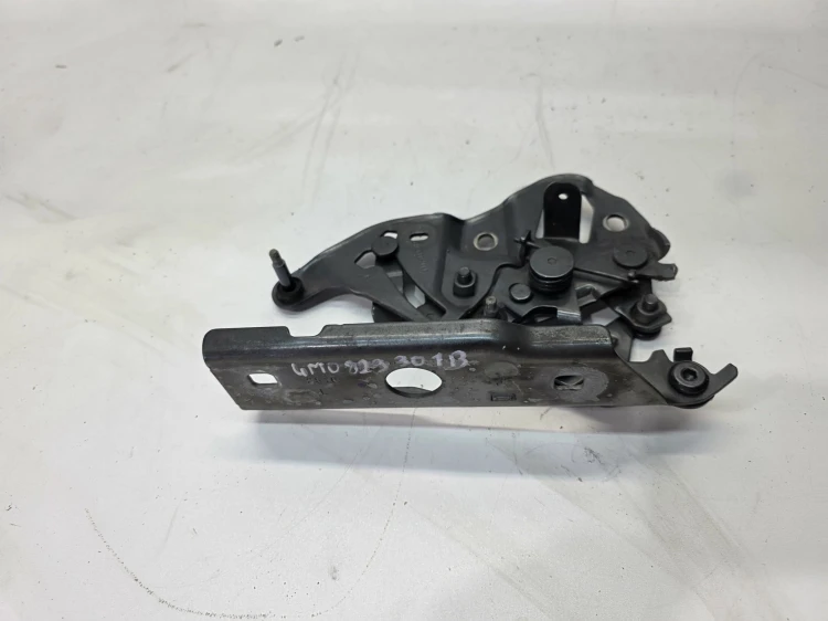 ZAWIAS MASKI LEWY AUDI Q7 4M 4M0823301B
