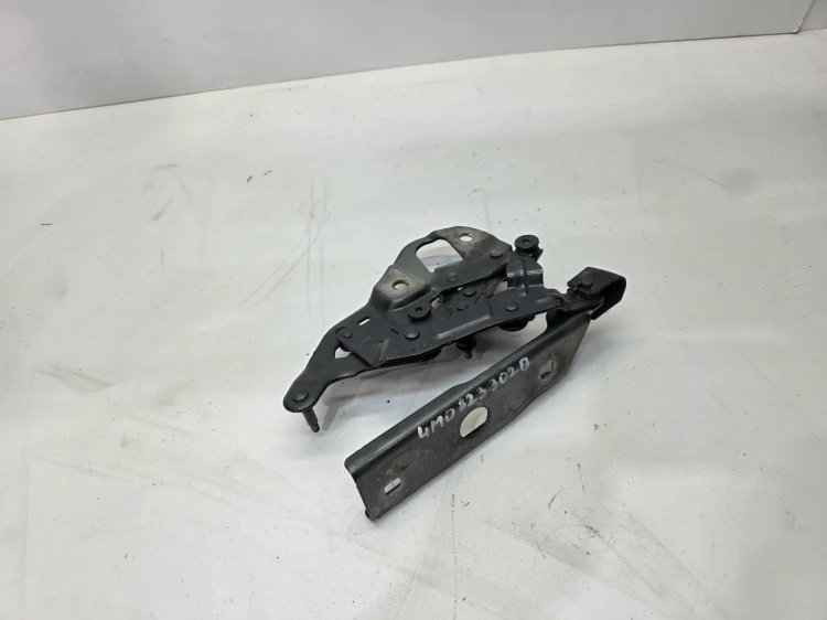 ZAWIAS MASKI PRAWY AUDI Q7 4M 4M0823302B