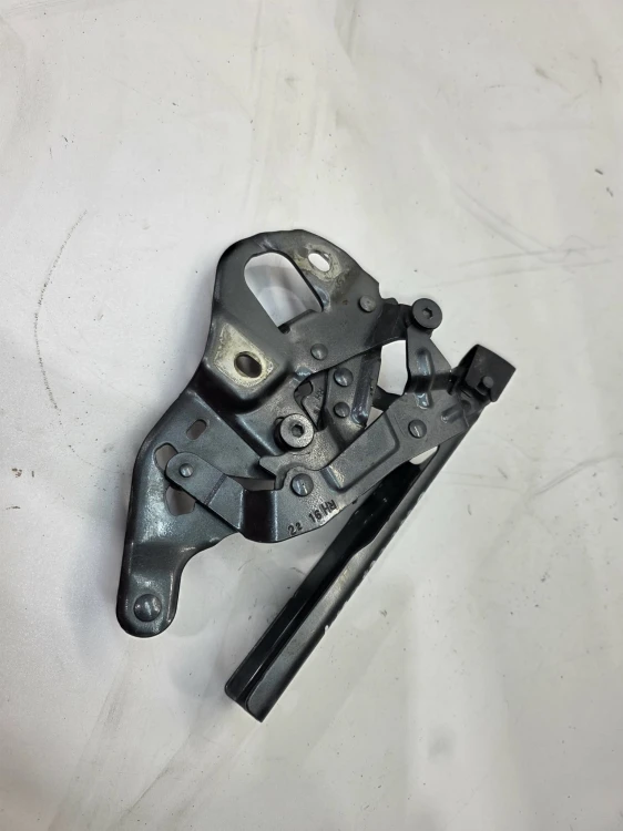 ZAWIAS MASKI PRAWY AUDI Q7 4M 4M0823302B