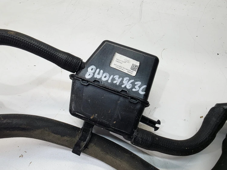 WLEW PŁYNU ŚRODKA REDUKUJĄCEGO AUDI A4 B9 A5 8W0131963C