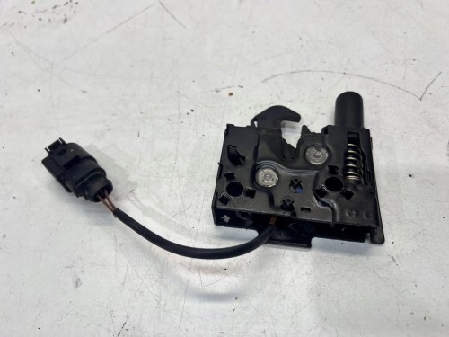 ZAMEK MASKI RYGIEL AUDI Q5 FY 80A823509