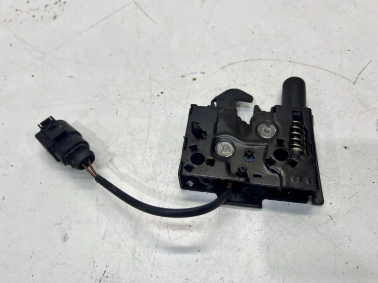 ZAMEK MASKI RYGIEL AUDI Q5 FY 80A823509