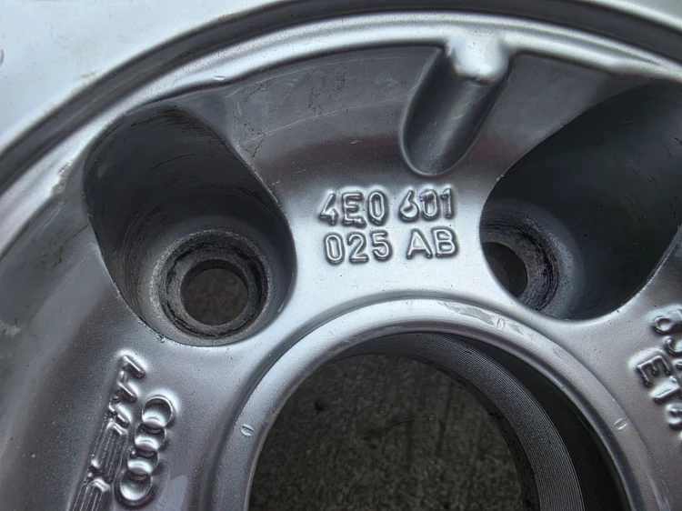 FELGA ALUMINIOWA AUDI A4 A5 A6 VW SEAT 8.0 J R18 ET 43 4E0601025AB S7/26 OK