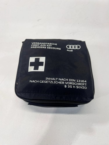 APTECZKA PIERWSZEJ POMOCY AUDI 8J7860282B
