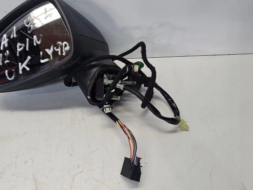 LUSTERKO ZEWNĘTRZNE LEWE AUDI A1 8X4 12-PIN UK LY9B