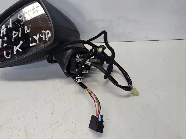 LUSTERKO ZEWNĘTRZNE LEWE AUDI A1 8X4 12-PIN UK LY9B