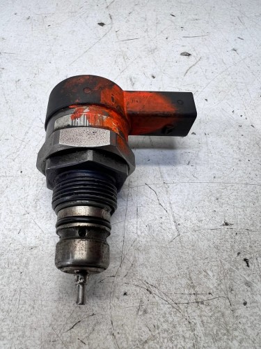 ZAWÓR CIŚNIENIA PALIWA AUDI VOLKSWAGEN SEAT SKODA 057130764AE