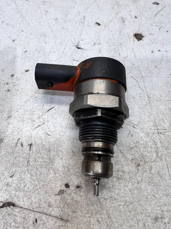 ZAWÓR CIŚNIENIA PALIWA AUDI VOLKSWAGEN SEAT SKODA 057130764AE