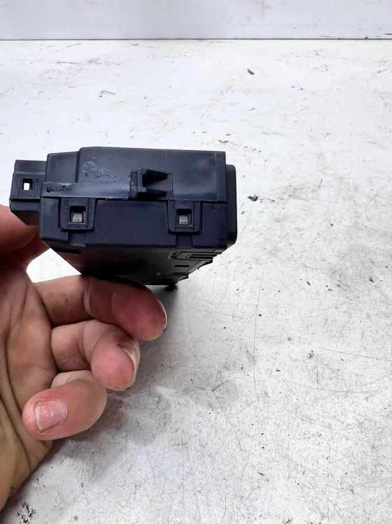 GNIAZDO PORT SIM SD 2X USB AUDI A6 C8 4N0035736A