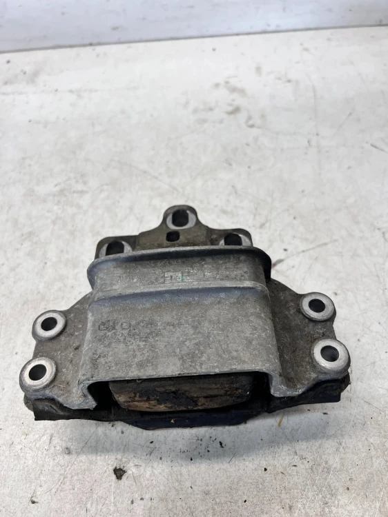 ŁAPA PODUSZKA SILNIKA AUDI VW SEAT SKODA 8J0199555