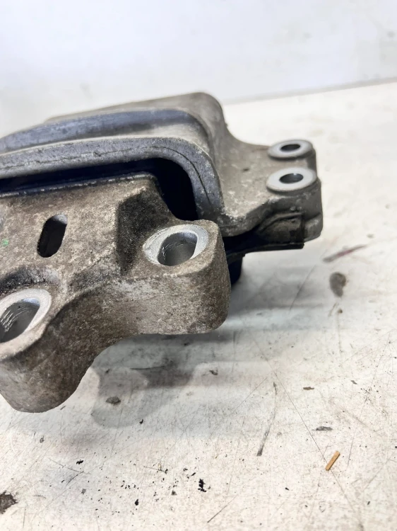 ŁAPA PODUSZKA SILNIKA AUDI VW SEAT SKODA 8J0199555