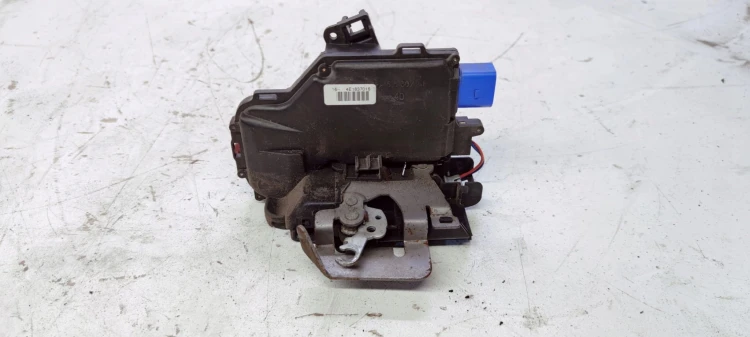 ZAMEK DRZWI PRAWY PRZÓD AUDI A3 A8 4E1837016