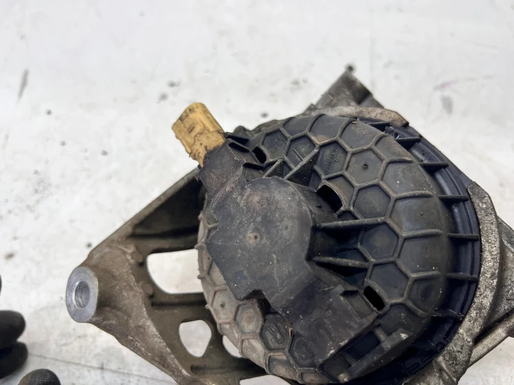 ŁAPA PODUSZKA SILNIKA LEWA AUDI A6 Q7 4M0199371FF