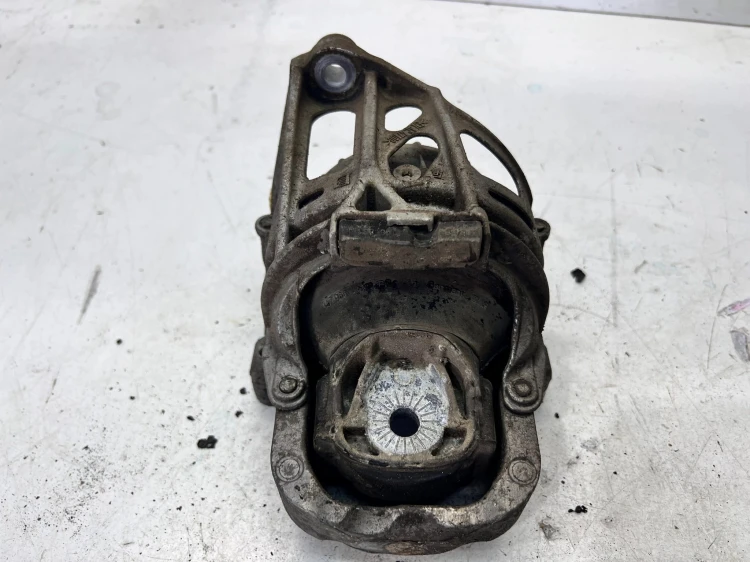 ŁAPA PODUSZKA SILNIKA LEWA AUDI A6 Q7 4M0199371FF