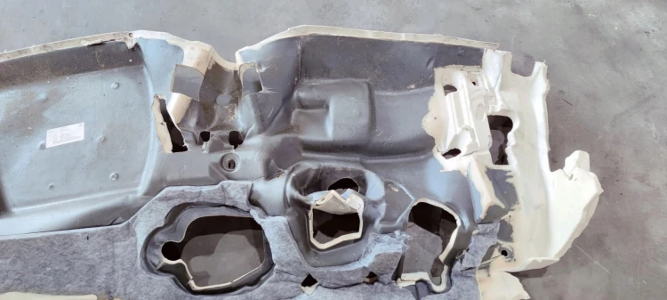 WYGŁUSZENIE ŚCIANY GRODZIOWEJ AUDI Q3 83B863947A
