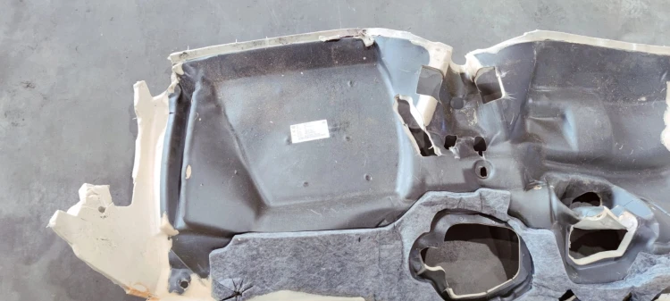 WYGŁUSZENIE ŚCIANY GRODZIOWEJ AUDI Q3 83B863947A