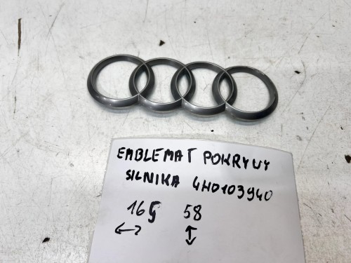 ZNACZEK EMBLEMAT Z POKRYWY SILNIA AUDI A3 A4 A5 A6 A7 4H0103940 165MMX58MM