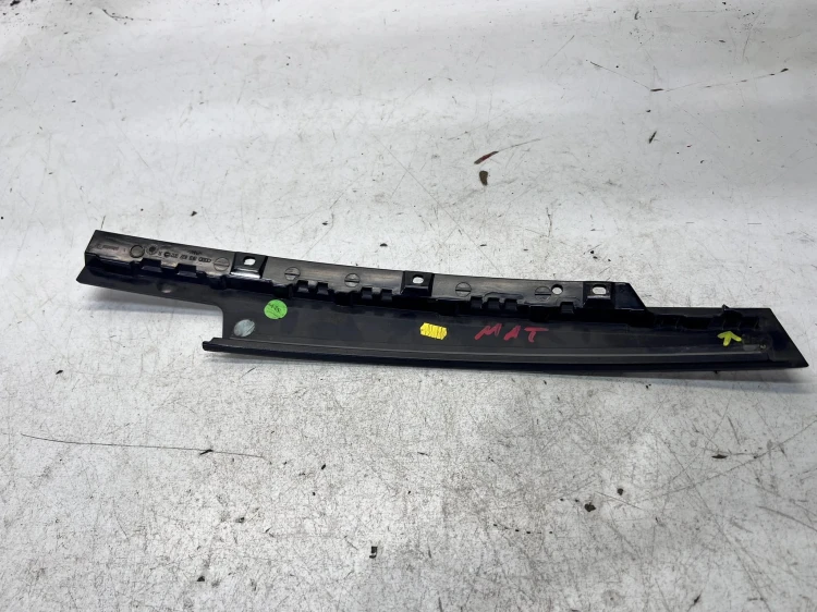 NAKŁADKA OSŁONA SŁUPKA DRZWI PRAWY PRZÓD CZARNY MAT AUDI A4 B8 8K0837902G