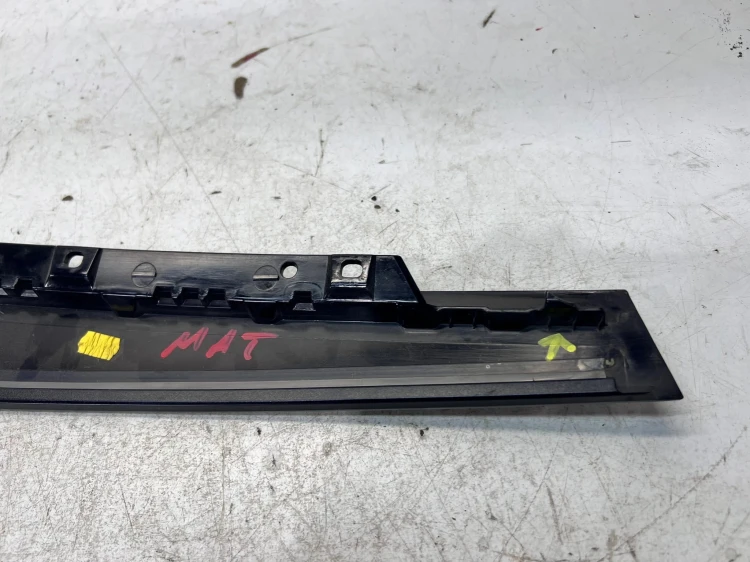 NAKŁADKA OSŁONA SŁUPKA DRZWI PRAWY PRZÓD CZARNY MAT AUDI A4 B8 8K0837902G