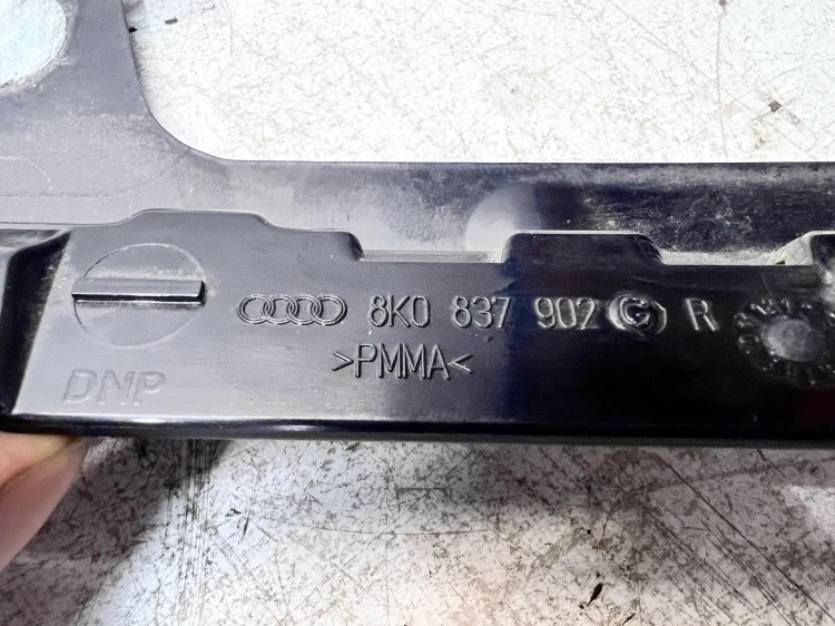 NAKŁADKA OSŁONA SŁUPKA DRZWI PRAWY PRZÓD CZARNY MAT AUDI A4 B8 8K0837902G