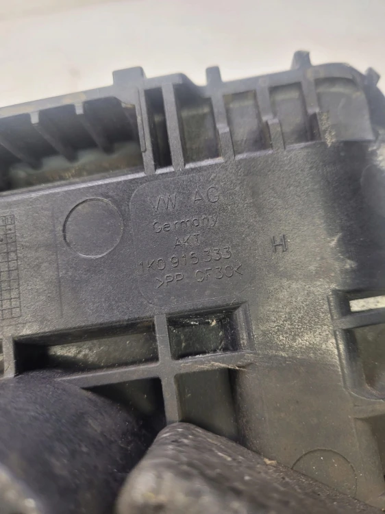 PODSTAWA AKUMULATORA AUDI A3 Q3 1K0915333H
