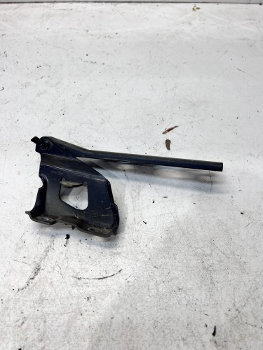 ZAWIAS MASKI PRAWY AUDI A5 8T 8T0823302D