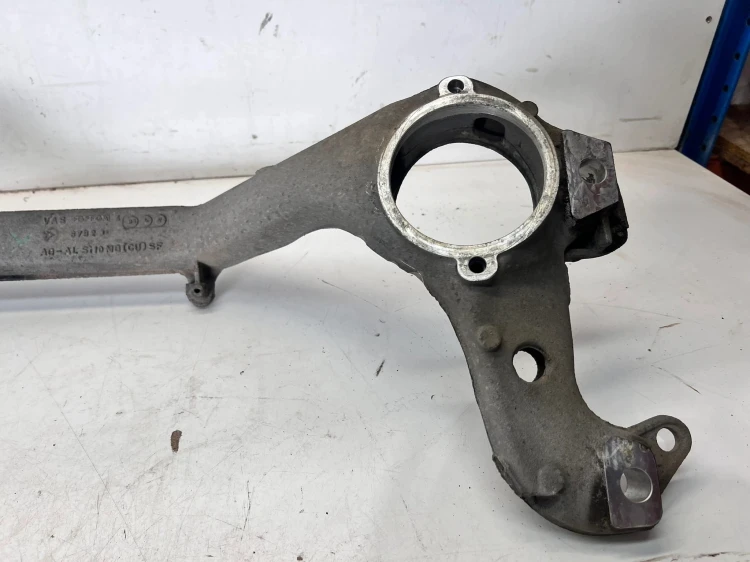 PODPORA MOCOWANIE SILNIKA PRAWA AUDI Q7 4L 7L0199207A