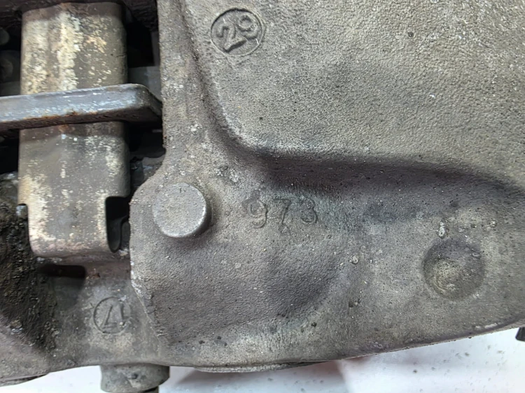 ZACISK HAMULCOWY LEWY PRZÓD AUDI A4 B9 A5 8W 8W05DD 973