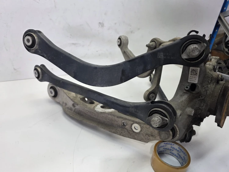 ZWROTNICA WAHACZE PIASTA PRAWY TYŁ AUDI A4 B9 A5 8W 8W0505436AA 8W0505460D