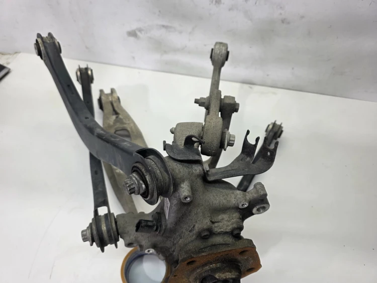 ZWROTNICA WAHACZE PIASTA PRAWY TYŁ AUDI A4 B9 A5 8W 8W0505436AA 8W0505460D