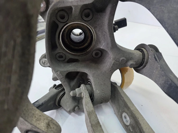 ZWROTNICA WAHACZE PIASTA PRAWY TYŁ AUDI A4 B9 A5 8W 8W0505436AA 8W0505460D