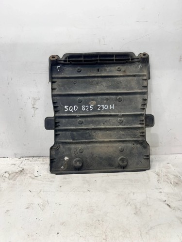OSŁONA PŁYTA PODWOZIA AUDI A3 8V VOLKSWAGEN SEAT SKODA 5Q0825230H 61/26