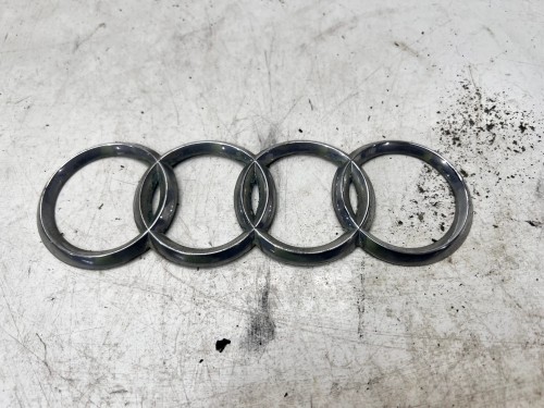 ZNACZEK EMBLEMAT Z KLAPY AUDI 8E9 180MMX58MM