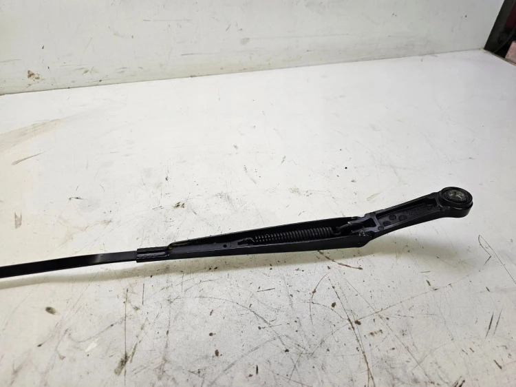 RAMIĘ WYCIERACZKI PRAWE AUDI Q3 F3 83B955408A