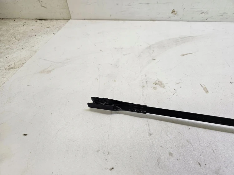 RAMIĘ WYCIERACZKI PRAWE AUDI Q3 F3 83B955408A