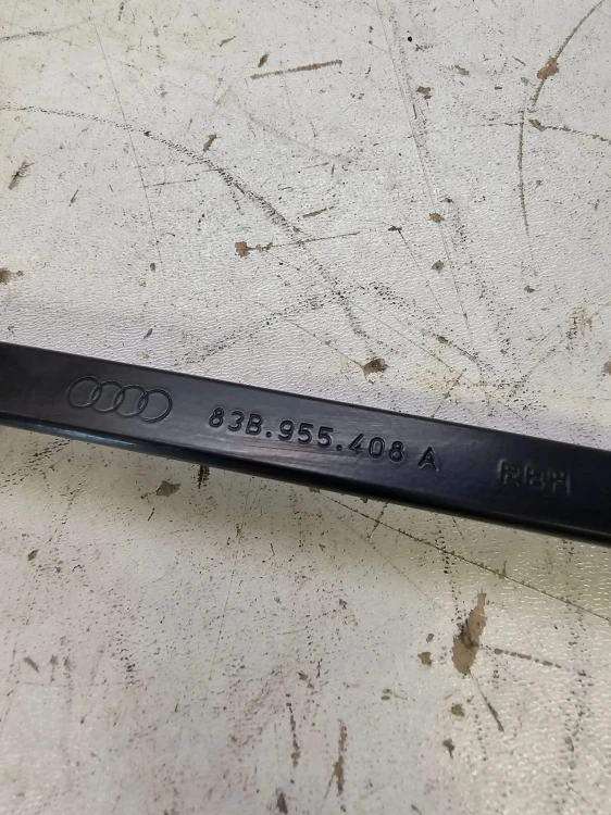 RAMIĘ WYCIERACZKI PRAWE AUDI Q3 F3 83B955408A