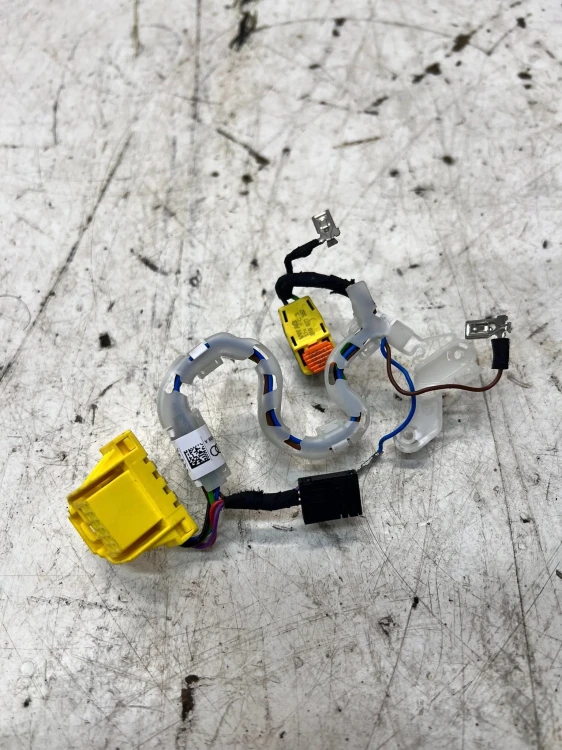 WIĄZKA PODUSZKI AIRBAG POD MULTIFUNKCJĘ AUDI A3 8Y 82A971589A